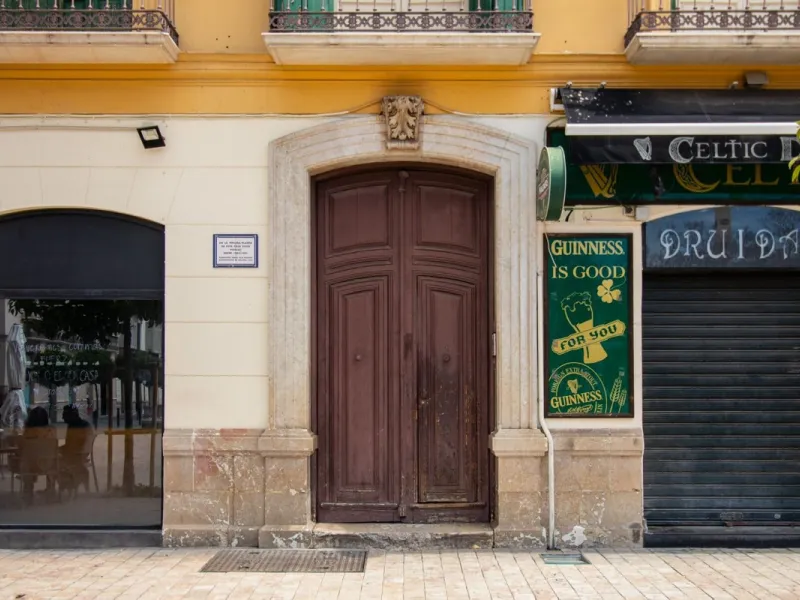 Spacious apartment for sale in a historic building in Plaza de la Merced, MálagaDiscover this spacious apartment for sale in Plaza de la Merced in a classic building with history, in one of the most emblematic areas of the historic center of Málaga. With 
