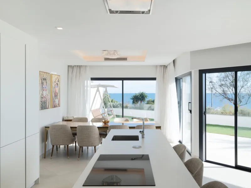 Frontline Estepona 50 state-of-the-art townhouses with 2, 3, 4 or 5 bedrooms, sizes from 319m² to 449m², all with a roof terrace and private swimming pool.