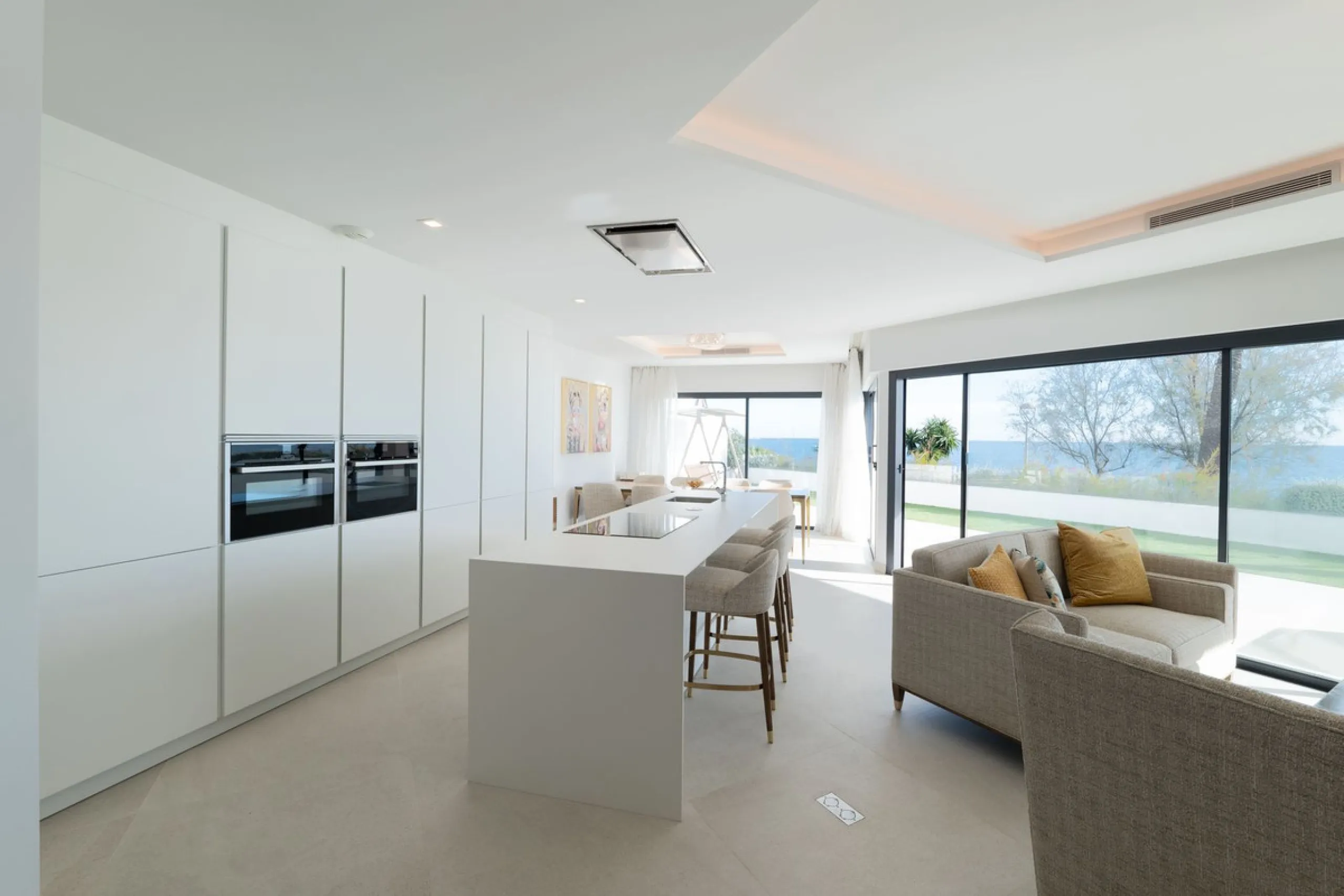 House - Townhouse в продаже в Estepona, Málaga. В доме 3 спален и 4 ванных комнат. Площадь дома 364 м². Площадь участка 108 м²