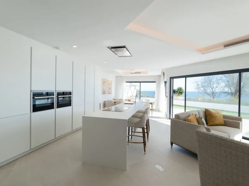 House - Townhouse в продаже в Estepona, Málaga. В доме 3 спален и 4 ванных комнат. Площадь дома 364 м². Площадь участка 108 м²
