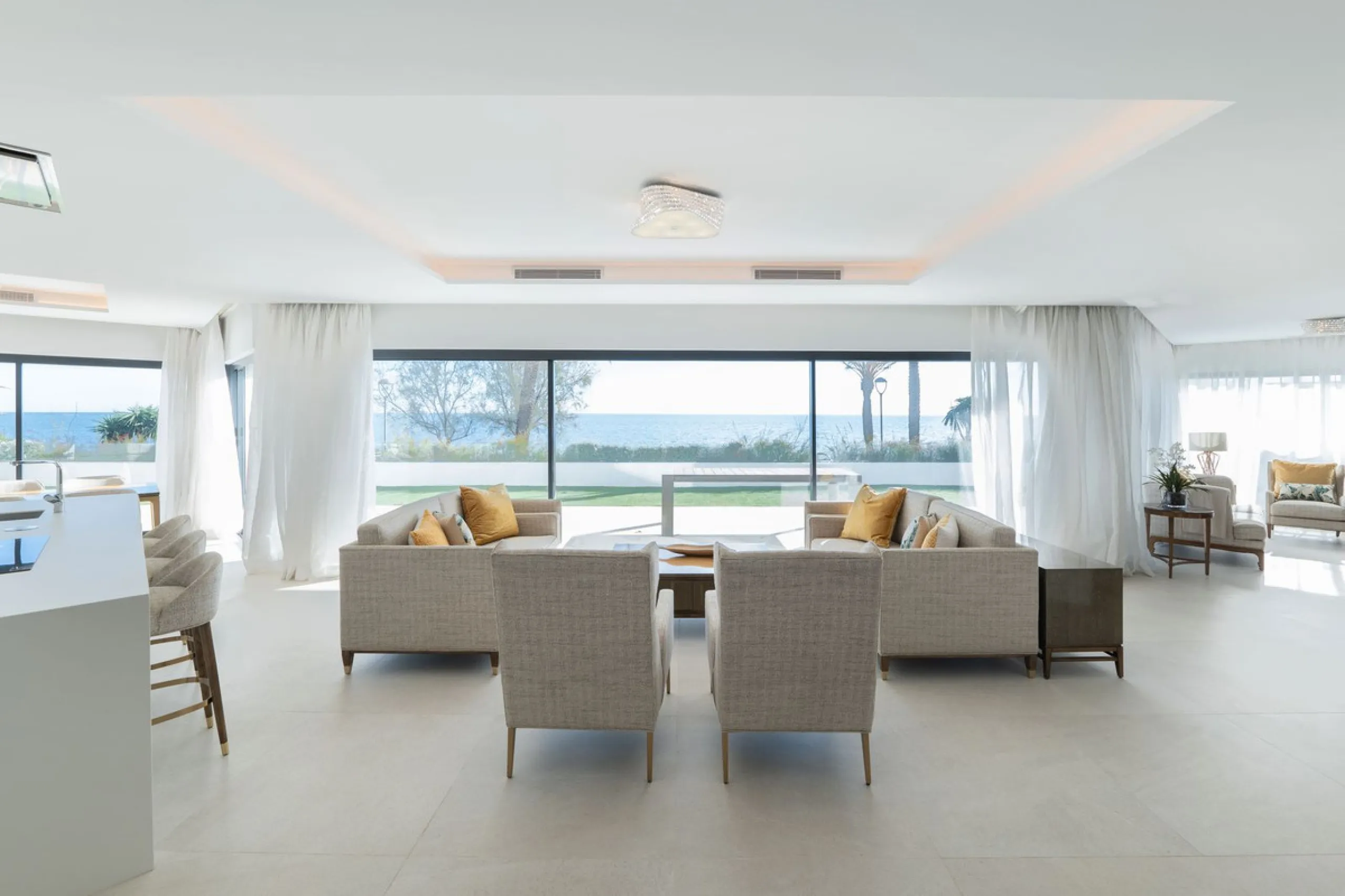House - Townhouse в продаже в Estepona, Málaga. В доме 3 спален и 4 ванных комнат. Площадь дома 364 м². Площадь участка 108 м²