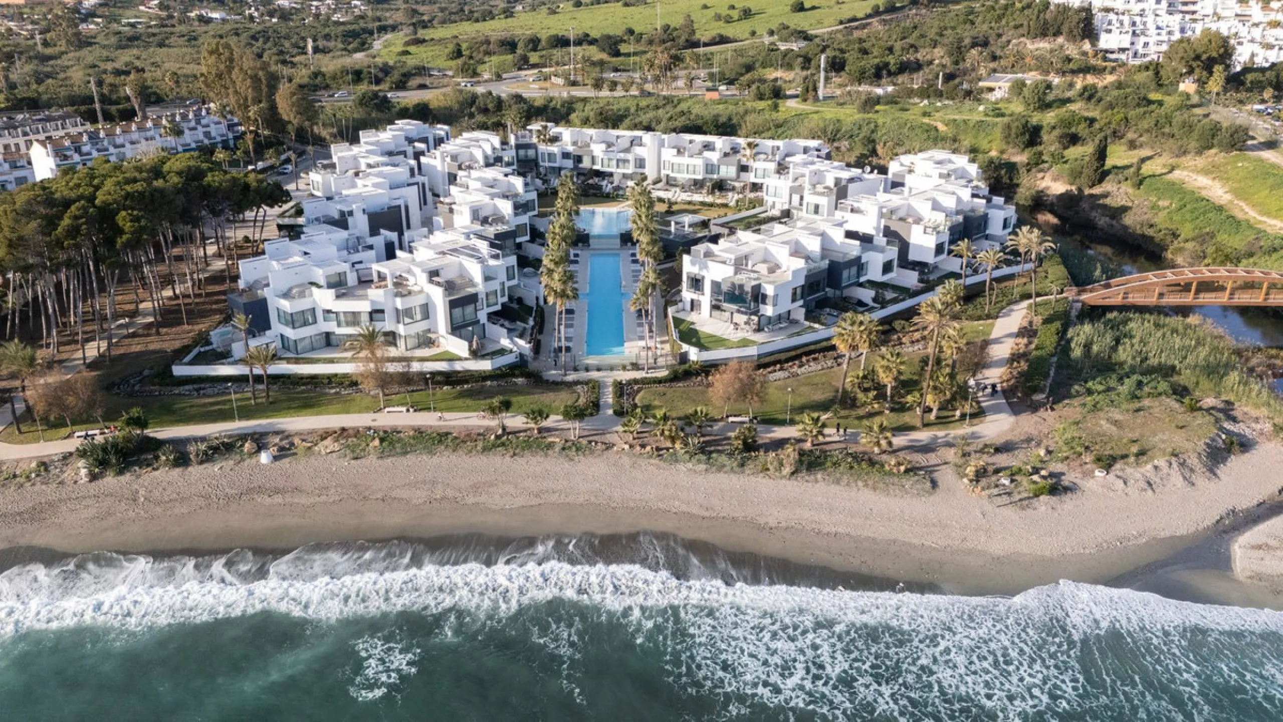House - Townhouse в продаже в Estepona, Málaga. В доме 3 спален и 4 ванных комнат. Площадь дома 364 м². Площадь участка 108 м²
