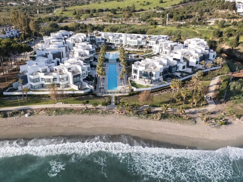 House - Townhouse в продаже в Estepona, Málaga. В доме 3 спален и 4 ванных комнат. Площадь дома 364 м². Площадь участка 108 м²