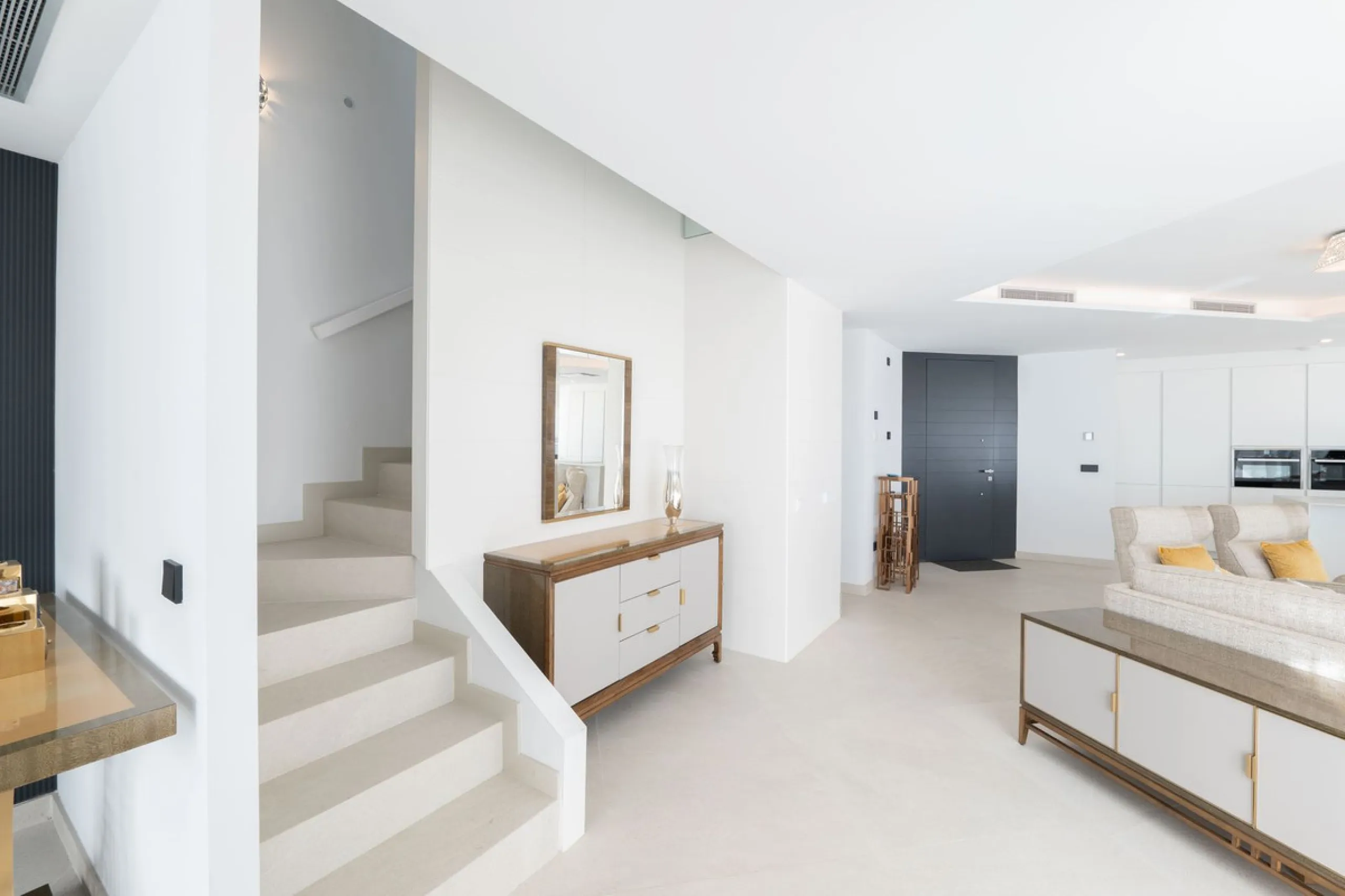 House - Townhouse в продаже в Estepona, Málaga. В доме 3 спален и 4 ванных комнат. Площадь дома 364 м². Площадь участка 108 м²