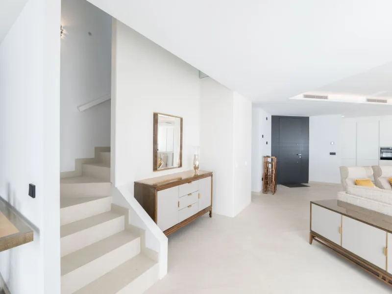 House - Townhouse в продаже в Estepona, Málaga. В доме 3 спален и 4 ванных комнат. Площадь дома 364 м². Площадь участка 108 м²