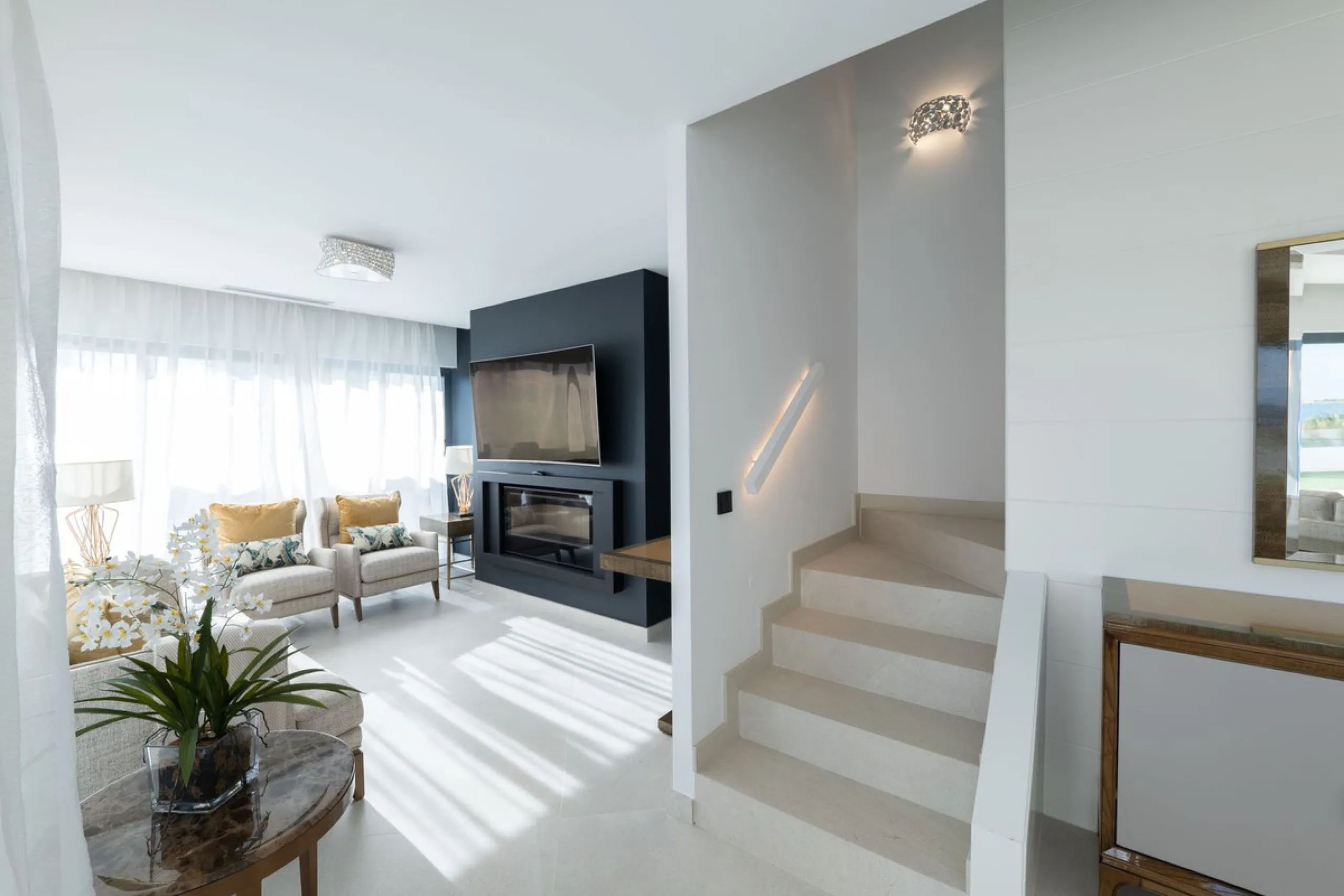 House - Townhouse в продаже в Estepona, Málaga. В доме 3 спален и 4 ванных комнат. Площадь дома 364 м². Площадь участка 108 м²