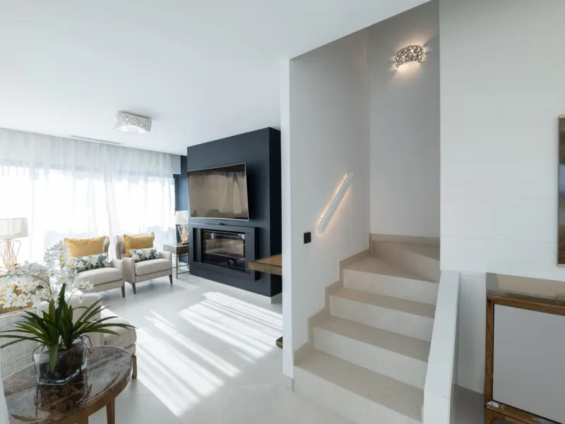 House - Townhouse в продаже в Estepona, Málaga. В доме 3 спален и 4 ванных комнат. Площадь дома 364 м². Площадь участка 108 м²