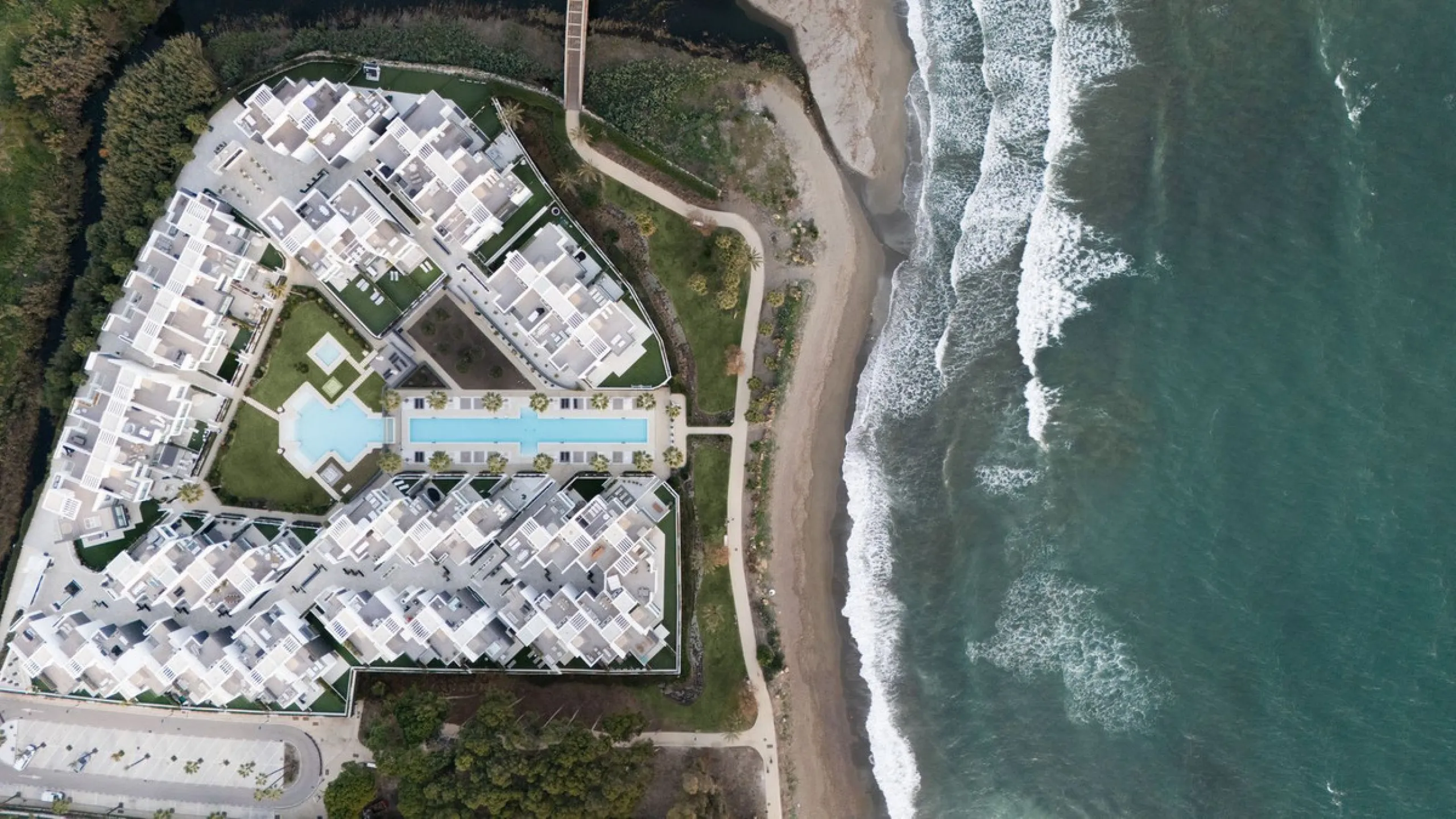 House - Townhouse в продаже в Estepona, Málaga. В доме 3 спален и 4 ванных комнат. Площадь дома 364 м². Площадь участка 108 м²
