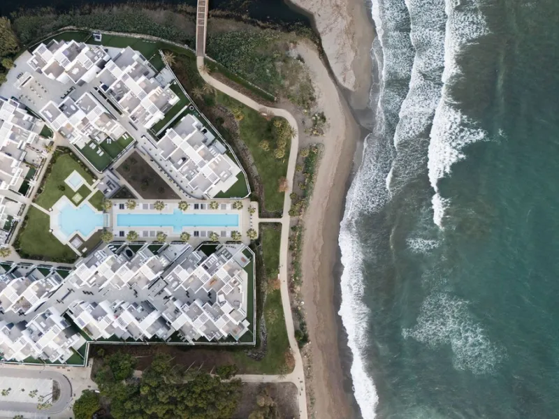 House - Townhouse в продаже в Estepona, Málaga. В доме 3 спален и 4 ванных комнат. Площадь дома 364 м². Площадь участка 108 м²