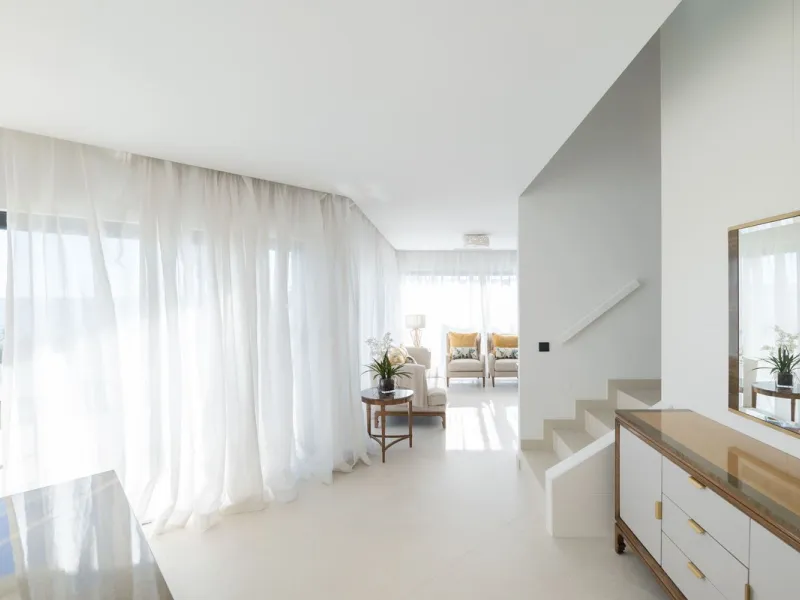 House - Townhouse в продаже в Estepona, Málaga. В доме 3 спален и 4 ванных комнат. Площадь дома 364 м². Площадь участка 108 м²