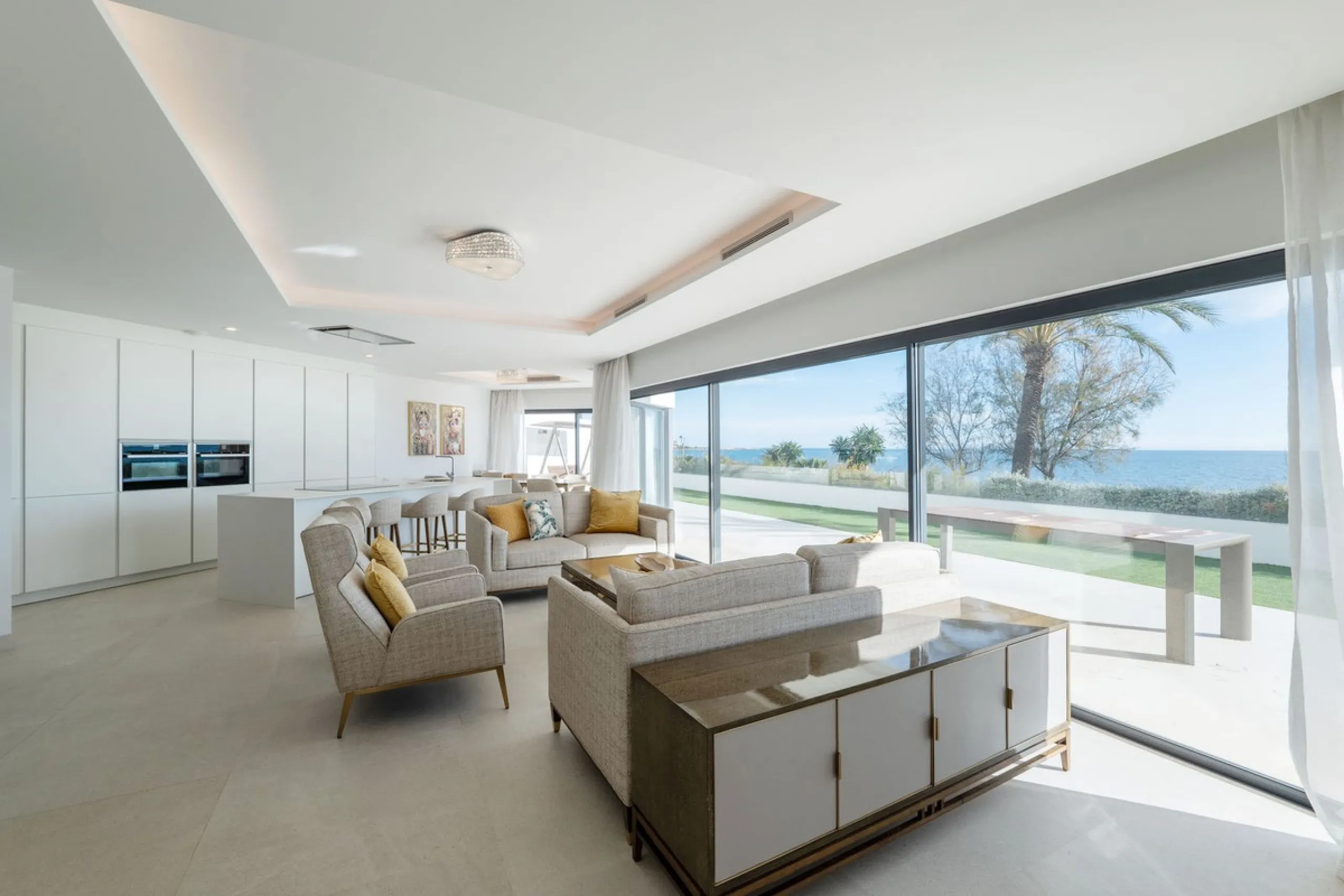 House - Townhouse в продаже в Estepona, Málaga. В доме 3 спален и 4 ванных комнат. Площадь дома 364 м². Площадь участка 108 м²