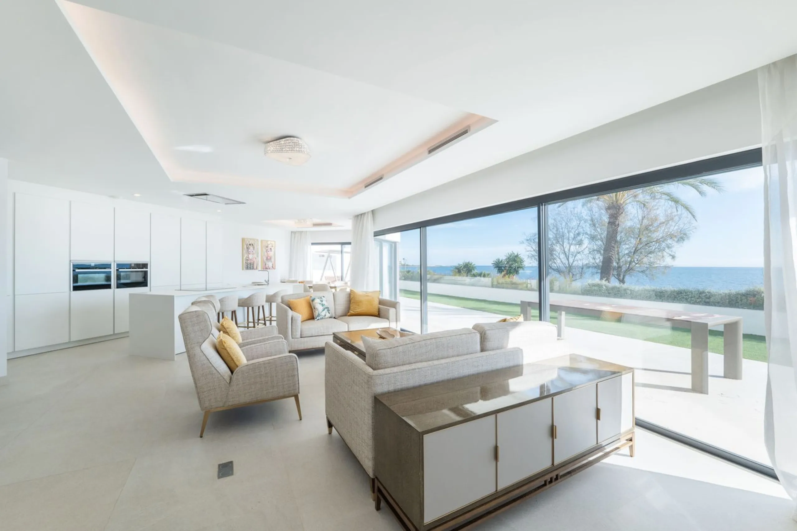 House - Townhouse в продаже в Estepona, Málaga. В доме 3 спален и 4 ванных комнат. Площадь дома 364 м². Площадь участка 108 м²