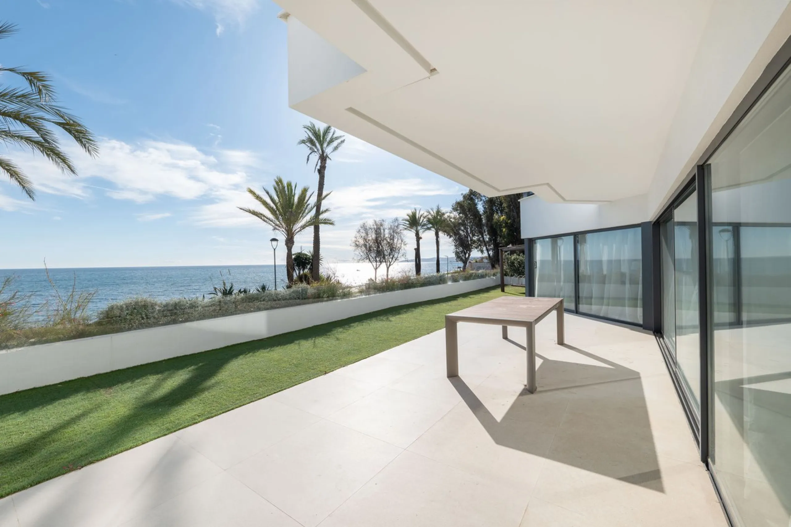 House - Townhouse в продаже в Estepona, Málaga. В доме 3 спален и 4 ванных комнат. Площадь дома 364 м². Площадь участка 108 м²