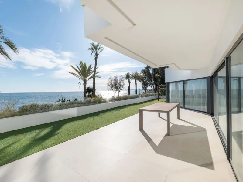 House - Townhouse в продаже в Estepona, Málaga. В доме 3 спален и 4 ванных комнат. Площадь дома 364 м². Площадь участка 108 м²