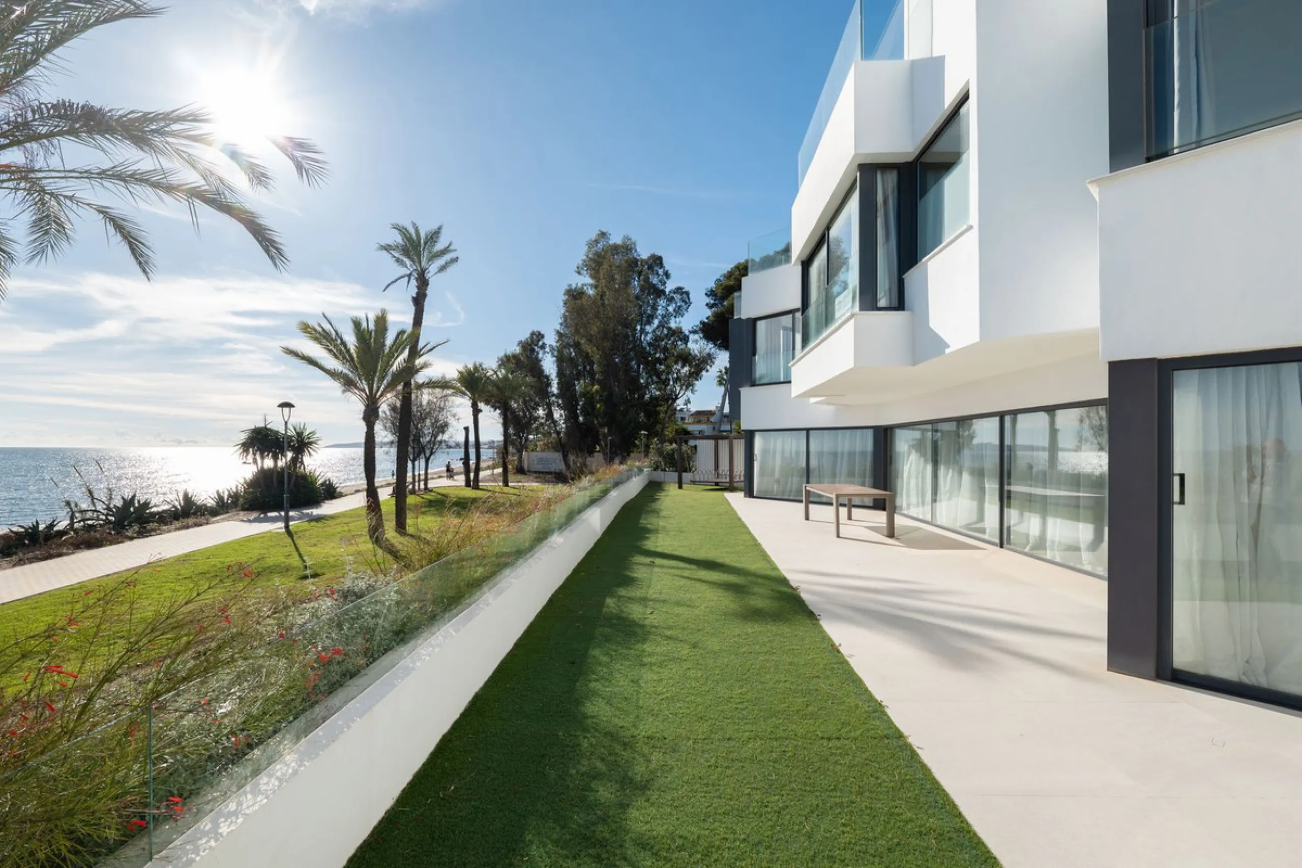 House - Townhouse в продаже в Estepona, Málaga. В доме 3 спален и 4 ванных комнат. Площадь дома 364 м². Площадь участка 108 м²