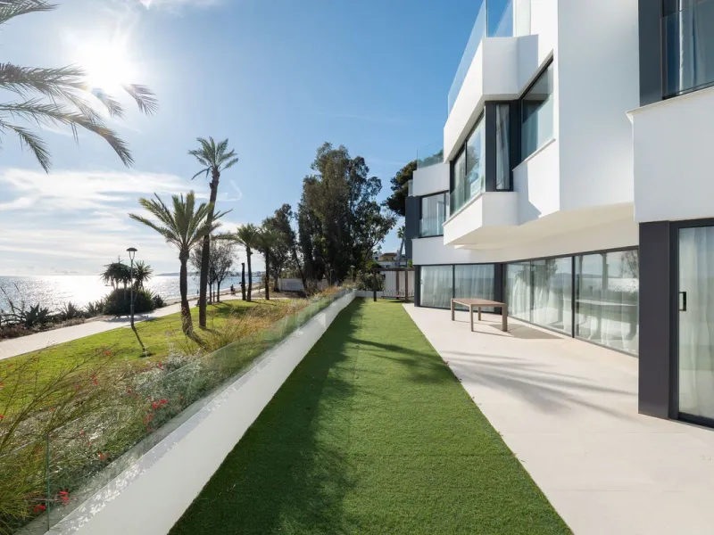 House - Townhouse в продаже в Estepona, Málaga. В доме 3 спален и 4 ванных комнат. Площадь дома 364 м². Площадь участка 108 м²