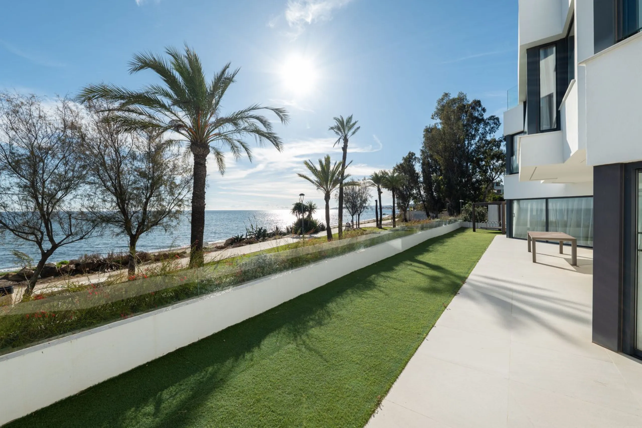 House - Townhouse в продаже в Estepona, Málaga. В доме 3 спален и 4 ванных комнат. Площадь дома 364 м². Площадь участка 108 м²