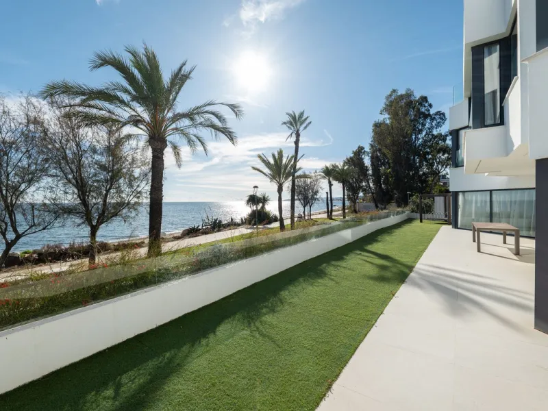 House - Townhouse в продаже в Estepona, Málaga. В доме 3 спален и 4 ванных комнат. Площадь дома 364 м². Площадь участка 108 м²