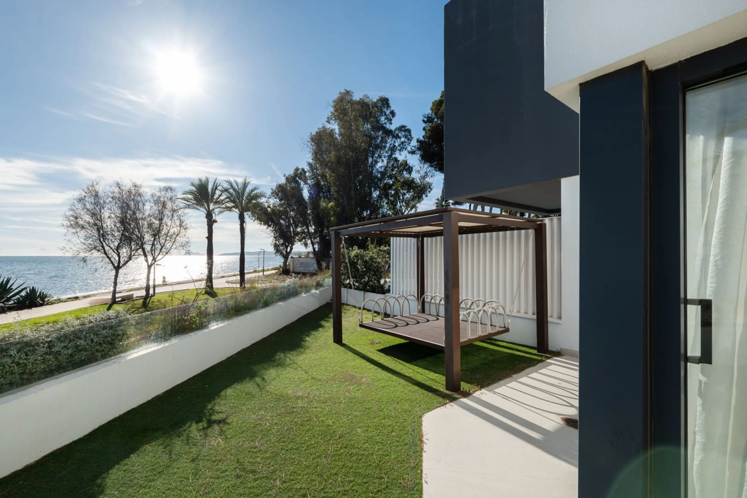 House - Townhouse в продаже в Estepona, Málaga. В доме 3 спален и 4 ванных комнат. Площадь дома 364 м². Площадь участка 108 м²