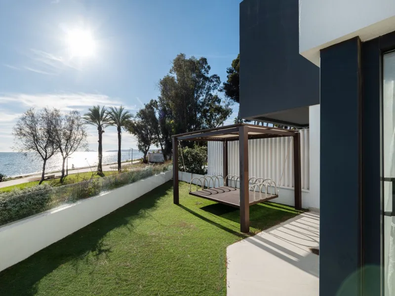 House - Townhouse в продаже в Estepona, Málaga. В доме 3 спален и 4 ванных комнат. Площадь дома 364 м². Площадь участка 108 м²