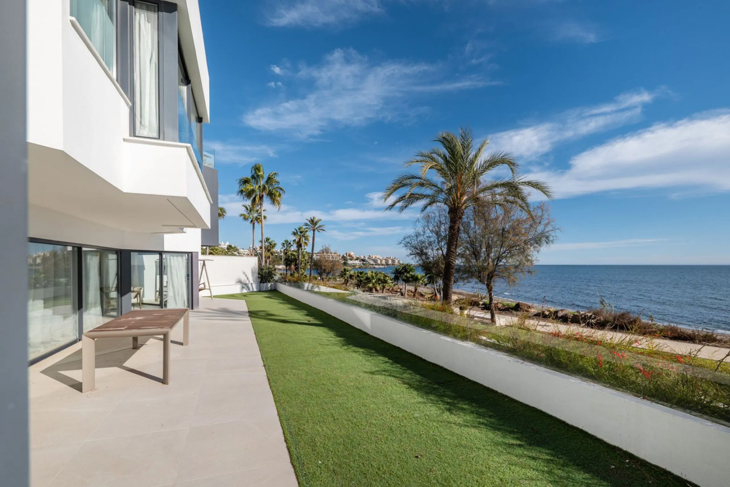 House - Townhouse в продаже в Estepona, Málaga. В доме 3 спален и 4 ванных комнат. Площадь дома 364 м². Площадь участка 108 м²