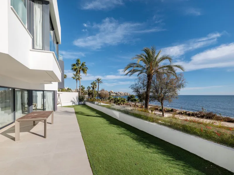 House - Townhouse в продаже в Estepona, Málaga. В доме 3 спален и 4 ванных комнат. Площадь дома 364 м². Площадь участка 108 м²
