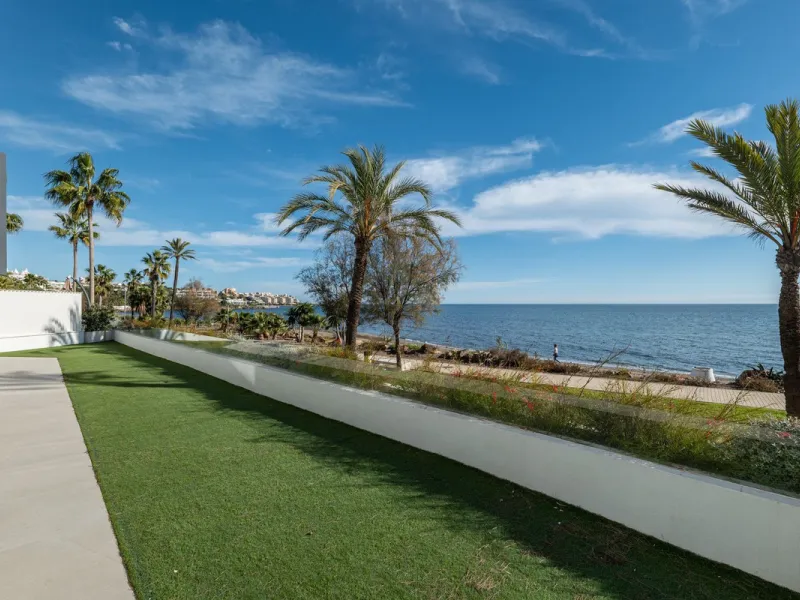 House - Townhouse в продаже в Estepona, Málaga. В доме 3 спален и 4 ванных комнат. Площадь дома 364 м². Площадь участка 108 м²
