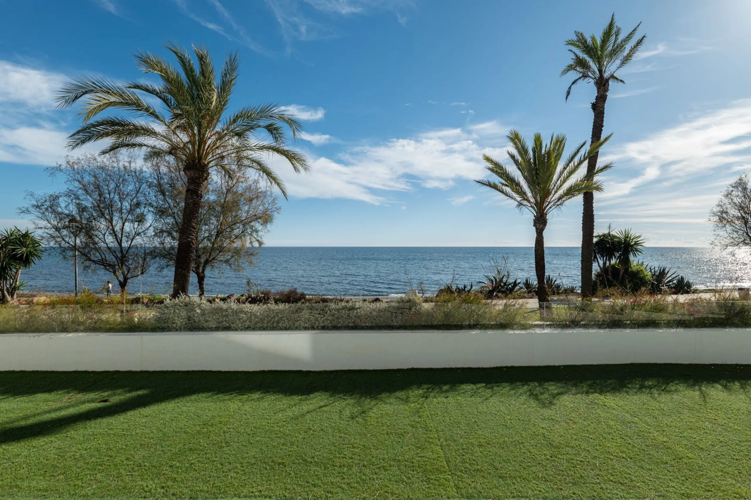 House - Townhouse в продаже в Estepona, Málaga. В доме 3 спален и 4 ванных комнат. Площадь дома 364 м². Площадь участка 108 м²