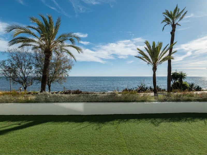 House - Townhouse в продаже в Estepona, Málaga. В доме 3 спален и 4 ванных комнат. Площадь дома 364 м². Площадь участка 108 м²