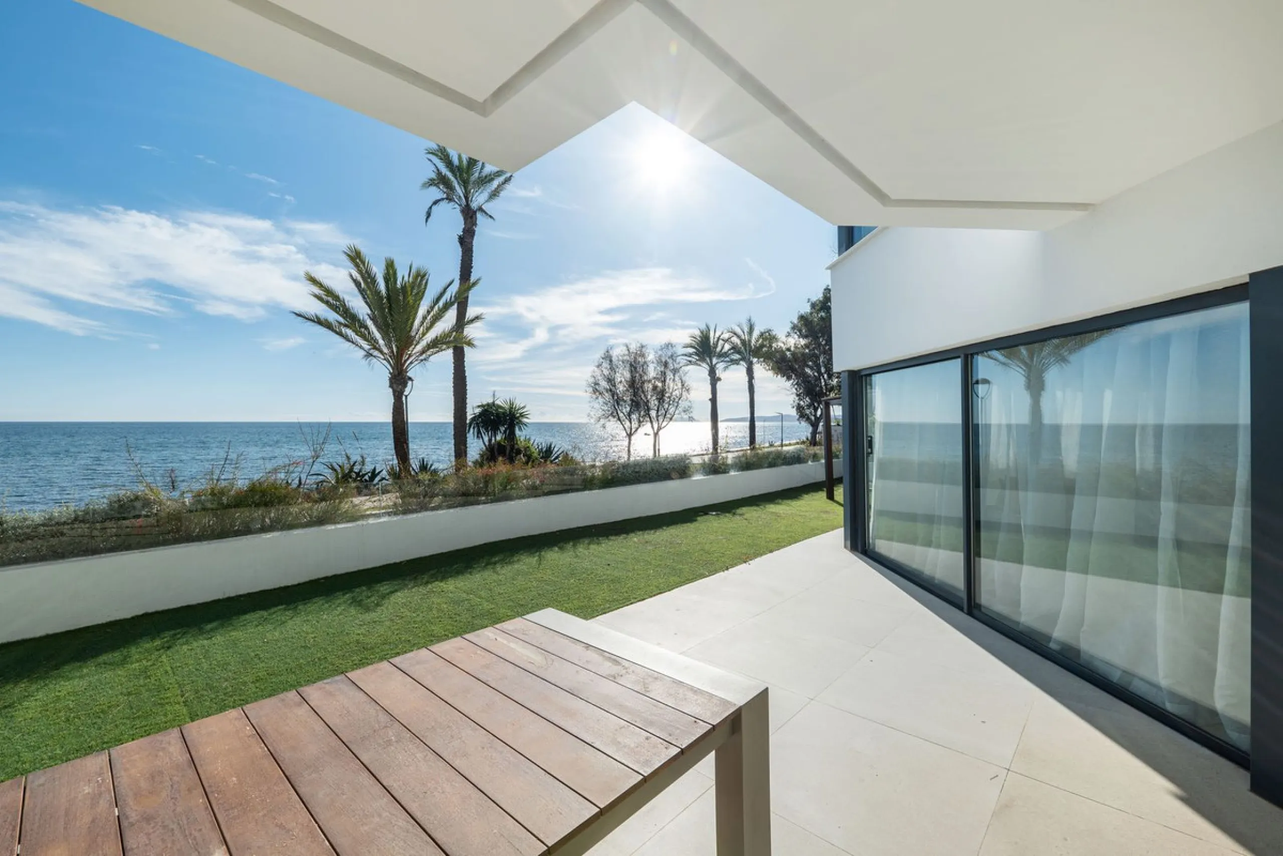 House - Townhouse в продаже в Estepona, Málaga. В доме 3 спален и 4 ванных комнат. Площадь дома 364 м². Площадь участка 108 м²