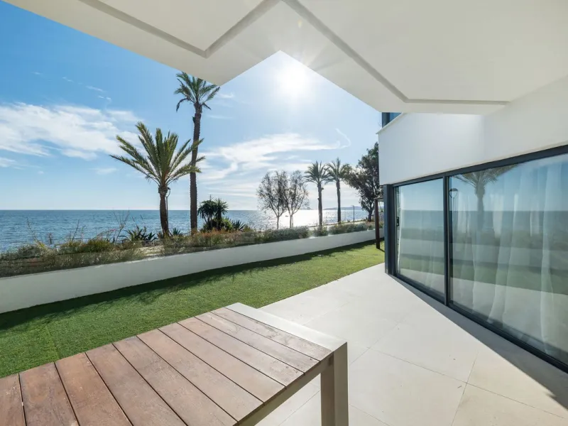 House - Townhouse в продаже в Estepona, Málaga. В доме 3 спален и 4 ванных комнат. Площадь дома 364 м². Площадь участка 108 м²