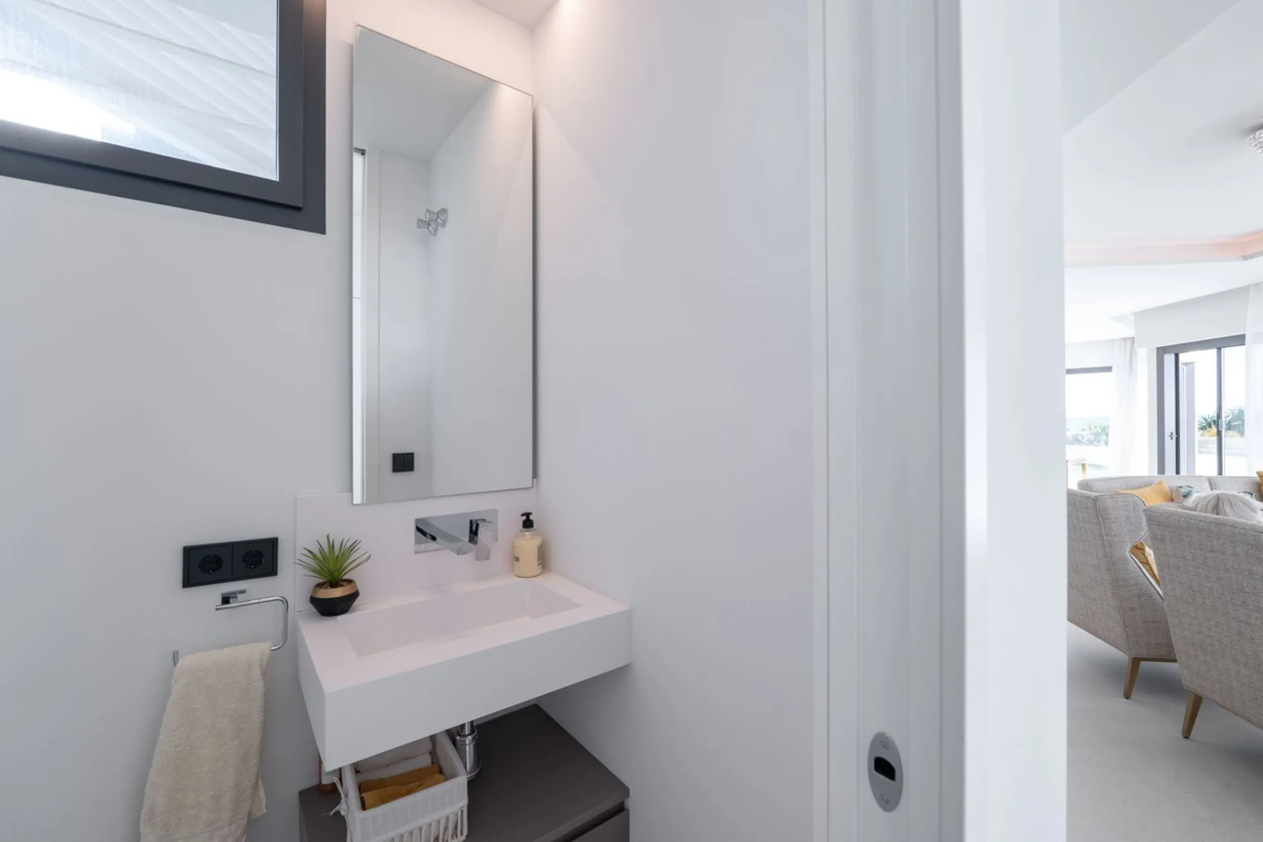 House - Townhouse в продаже в Estepona, Málaga. В доме 3 спален и 4 ванных комнат. Площадь дома 364 м². Площадь участка 108 м²