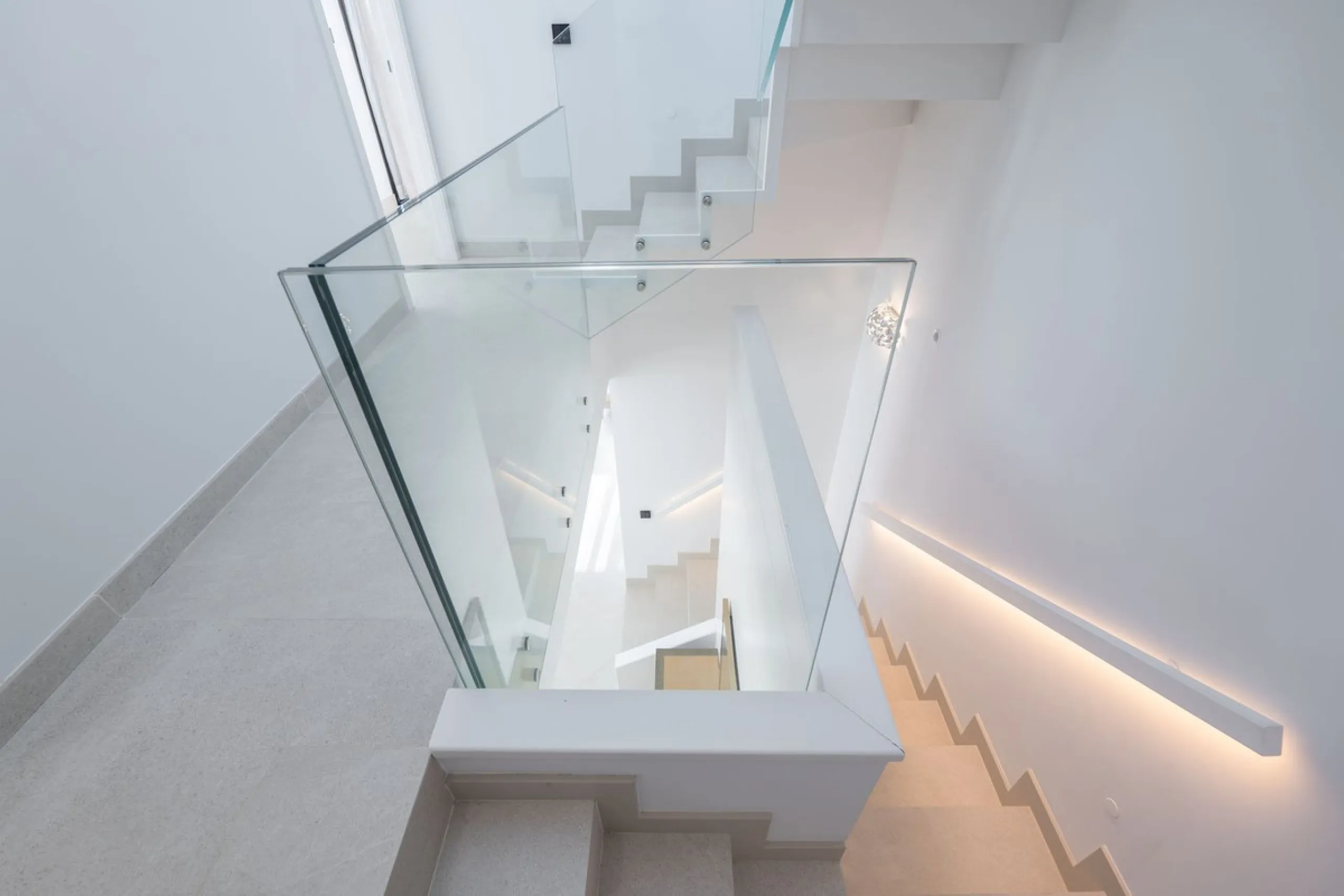 House - Townhouse в продаже в Estepona, Málaga. В доме 3 спален и 4 ванных комнат. Площадь дома 364 м². Площадь участка 108 м²