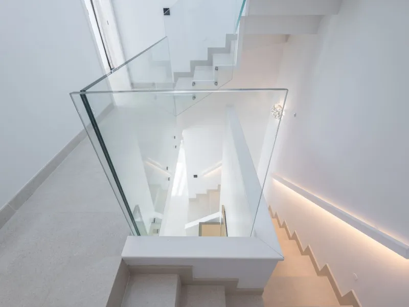House - Townhouse в продаже в Estepona, Málaga. В доме 3 спален и 4 ванных комнат. Площадь дома 364 м². Площадь участка 108 м²