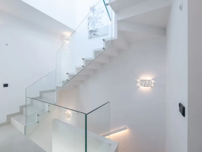 House - Townhouse в продаже в Estepona, Málaga. В доме 3 спален и 4 ванных комнат. Площадь дома 364 м². Площадь участка 108 м²