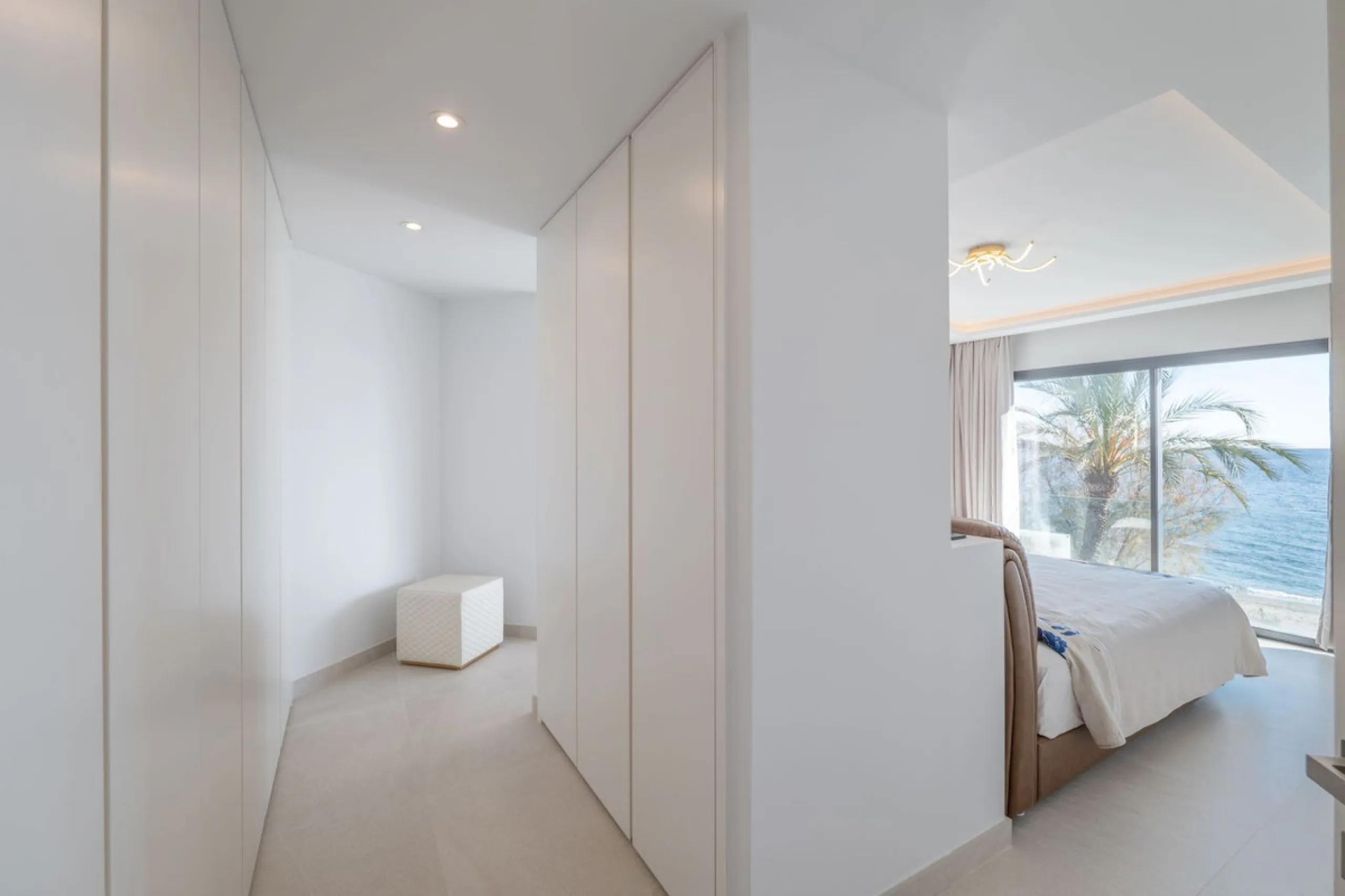 House - Townhouse в продаже в Estepona, Málaga. В доме 3 спален и 4 ванных комнат. Площадь дома 364 м². Площадь участка 108 м²