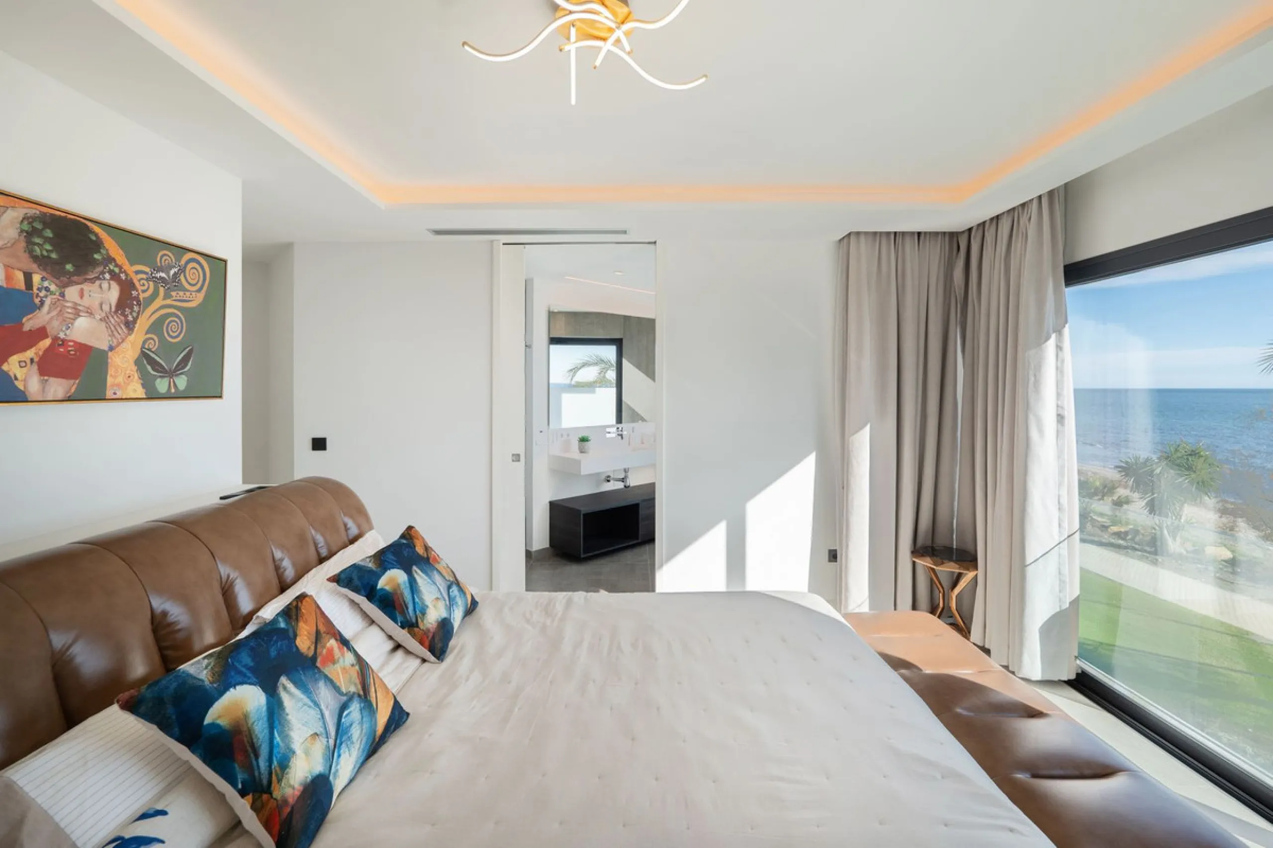 House - Townhouse в продаже в Estepona, Málaga. В доме 3 спален и 4 ванных комнат. Площадь дома 364 м². Площадь участка 108 м²