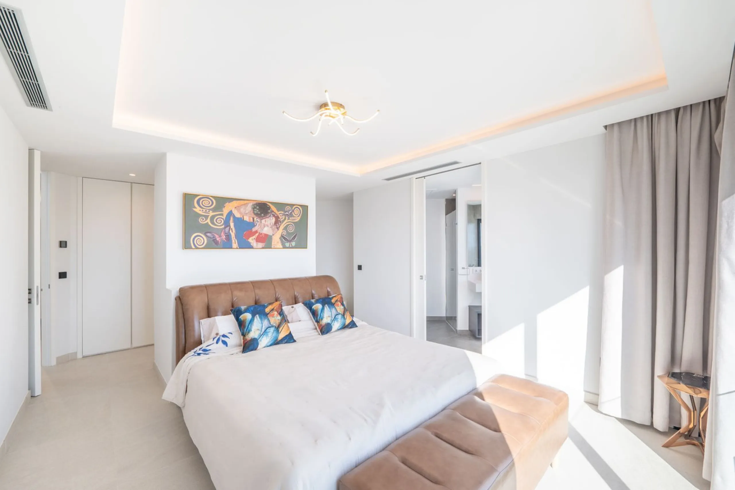 House - Townhouse в продаже в Estepona, Málaga. В доме 3 спален и 4 ванных комнат. Площадь дома 364 м². Площадь участка 108 м²