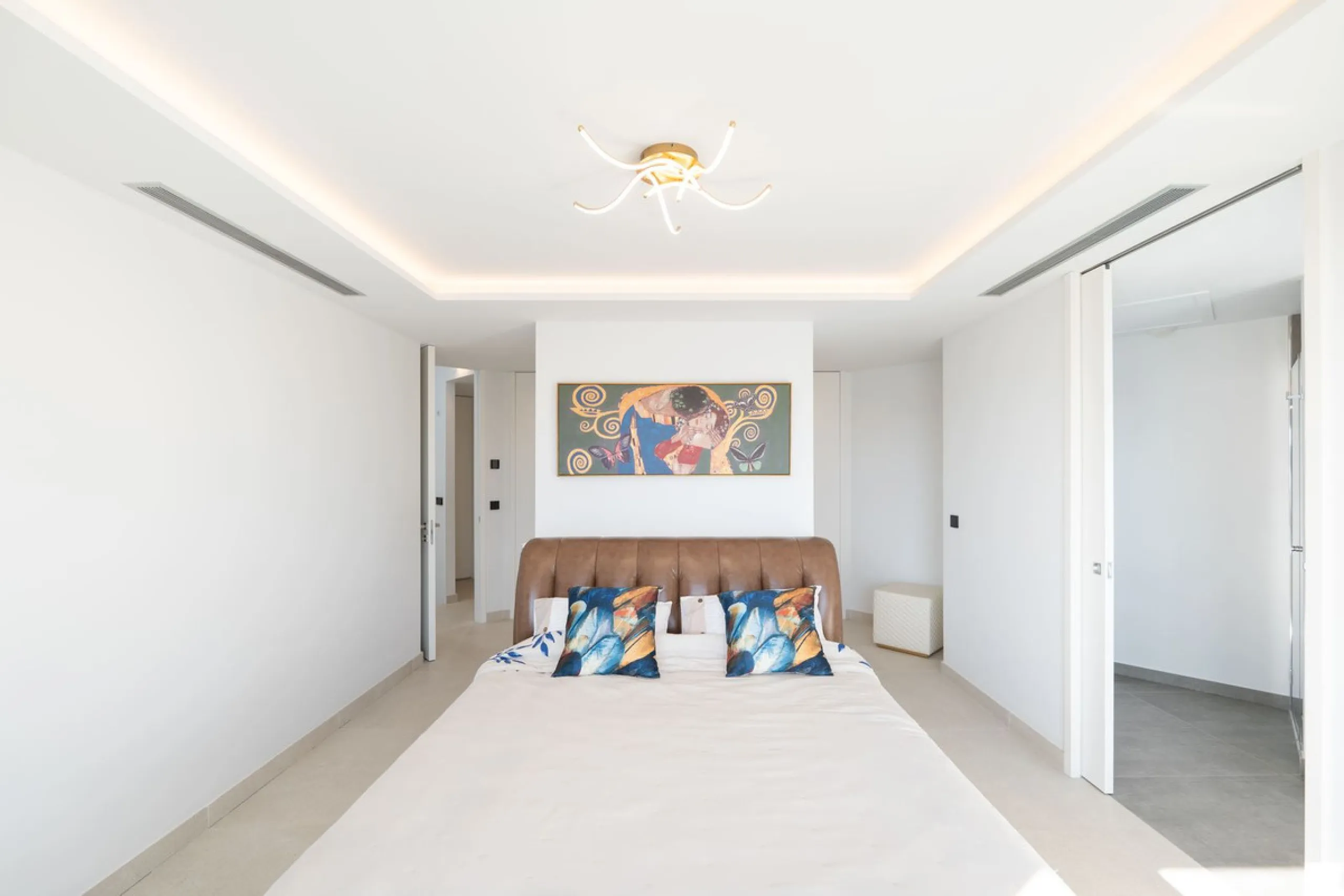 House - Townhouse в продаже в Estepona, Málaga. В доме 3 спален и 4 ванных комнат. Площадь дома 364 м². Площадь участка 108 м²