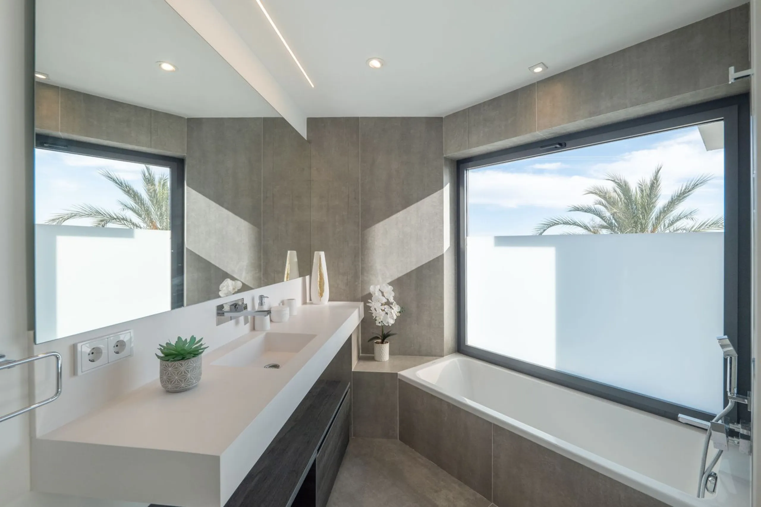 House - Townhouse в продаже в Estepona, Málaga. В доме 3 спален и 4 ванных комнат. Площадь дома 364 м². Площадь участка 108 м²