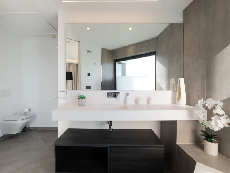 House - Townhouse в продаже в Estepona, Málaga. В доме 3 спален и 4 ванных комнат. Площадь дома 364 м². Площадь участка 108 м²