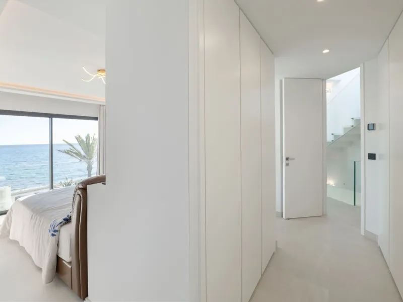 House - Townhouse в продаже в Estepona, Málaga. В доме 3 спален и 4 ванных комнат. Площадь дома 364 м². Площадь участка 108 м²
