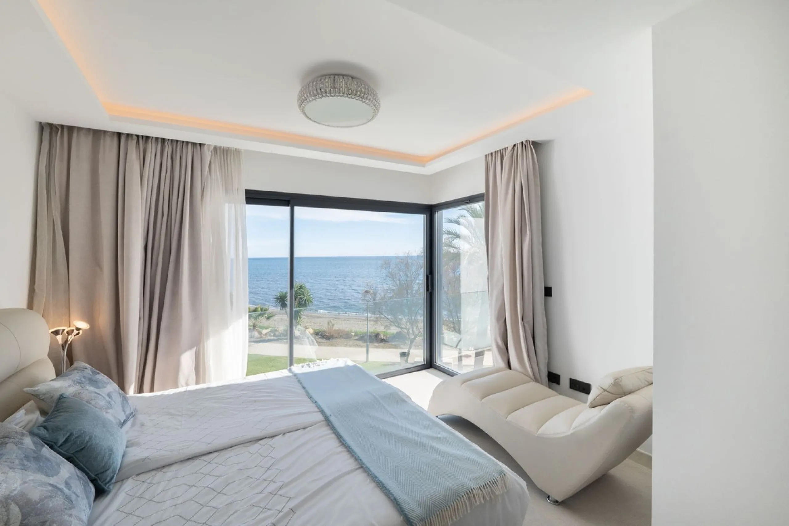 House - Townhouse в продаже в Estepona, Málaga. В доме 3 спален и 4 ванных комнат. Площадь дома 364 м². Площадь участка 108 м²