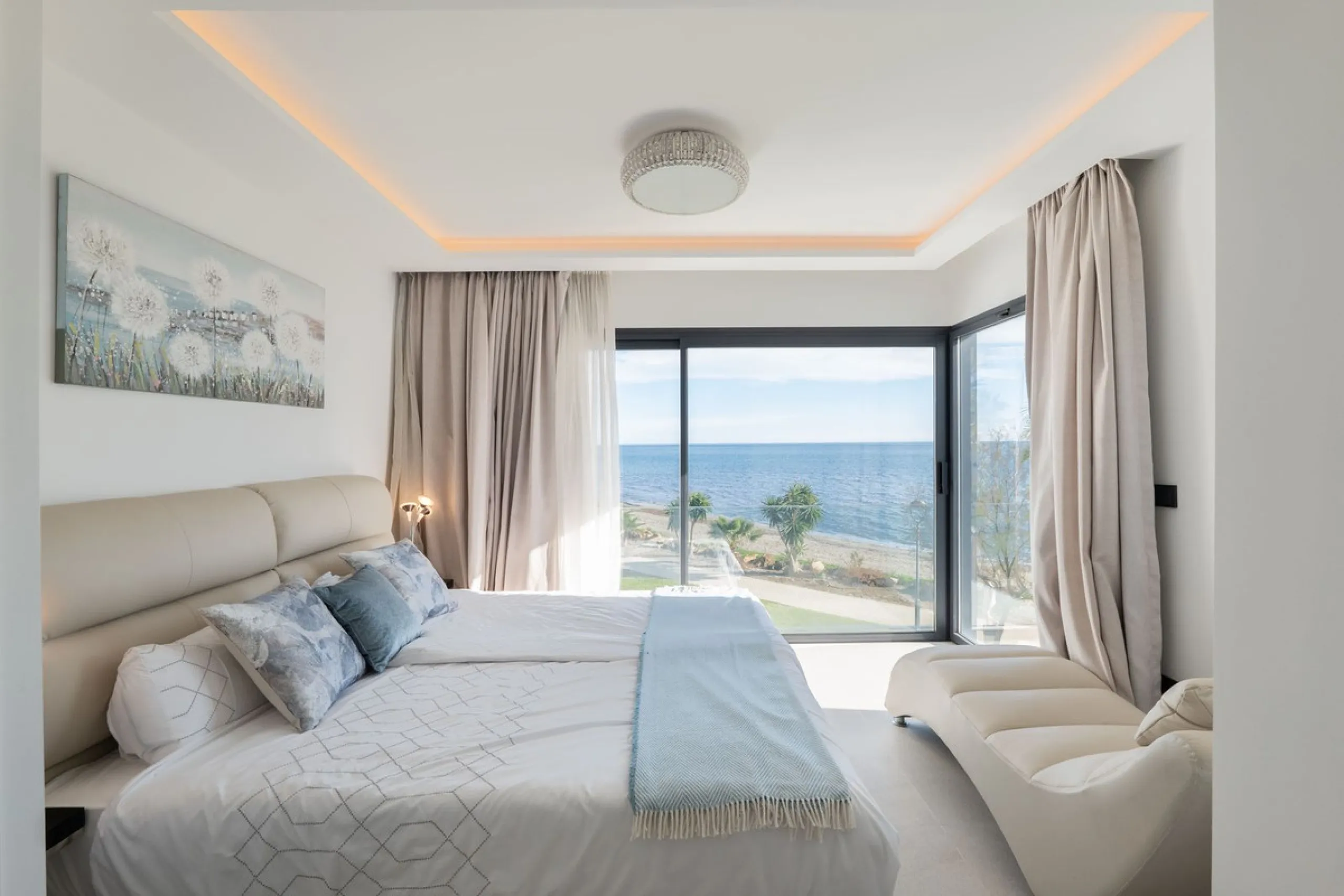 House - Townhouse в продаже в Estepona, Málaga. В доме 3 спален и 4 ванных комнат. Площадь дома 364 м². Площадь участка 108 м²
