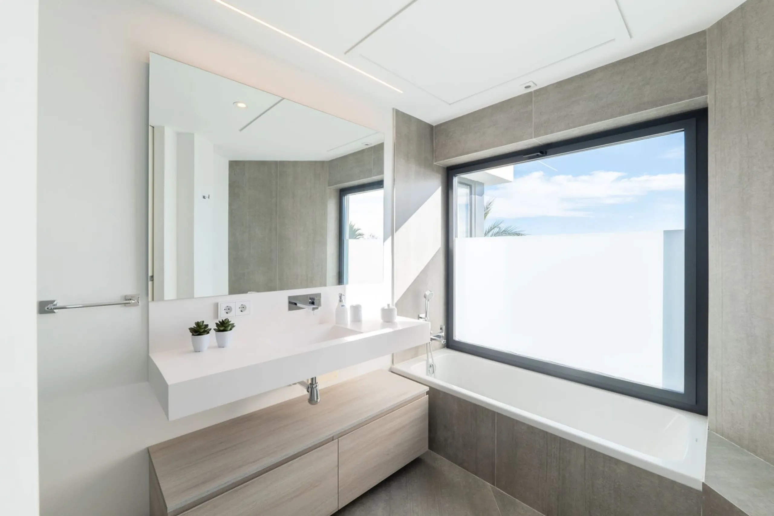 House - Townhouse в продаже в Estepona, Málaga. В доме 3 спален и 4 ванных комнат. Площадь дома 364 м². Площадь участка 108 м²