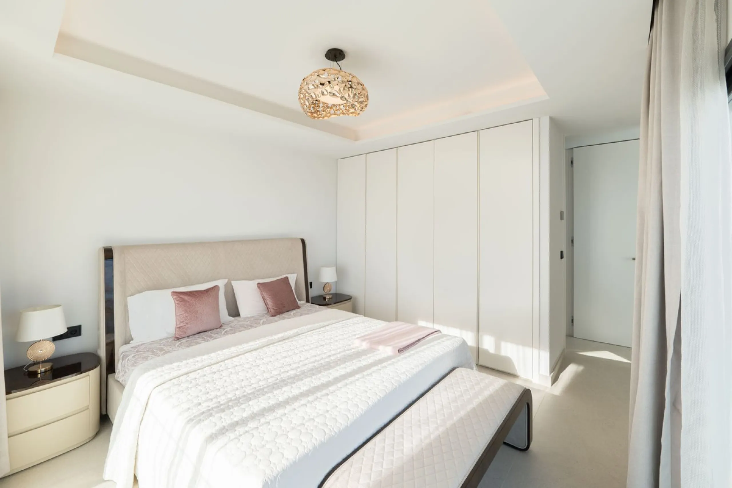 House - Townhouse в продаже в Estepona, Málaga. В доме 3 спален и 4 ванных комнат. Площадь дома 364 м². Площадь участка 108 м²