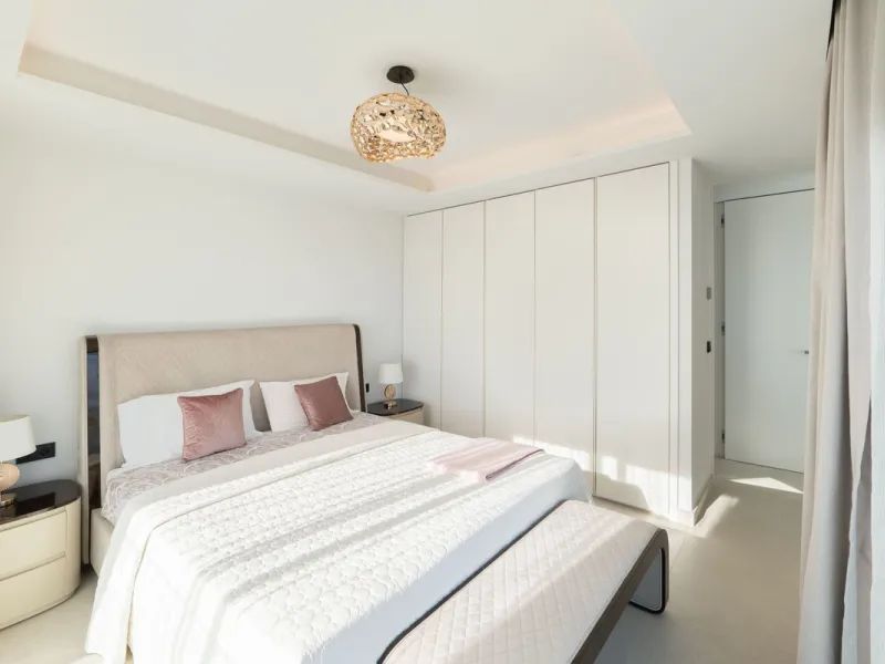 House - Townhouse в продаже в Estepona, Málaga. В доме 3 спален и 4 ванных комнат. Площадь дома 364 м². Площадь участка 108 м²