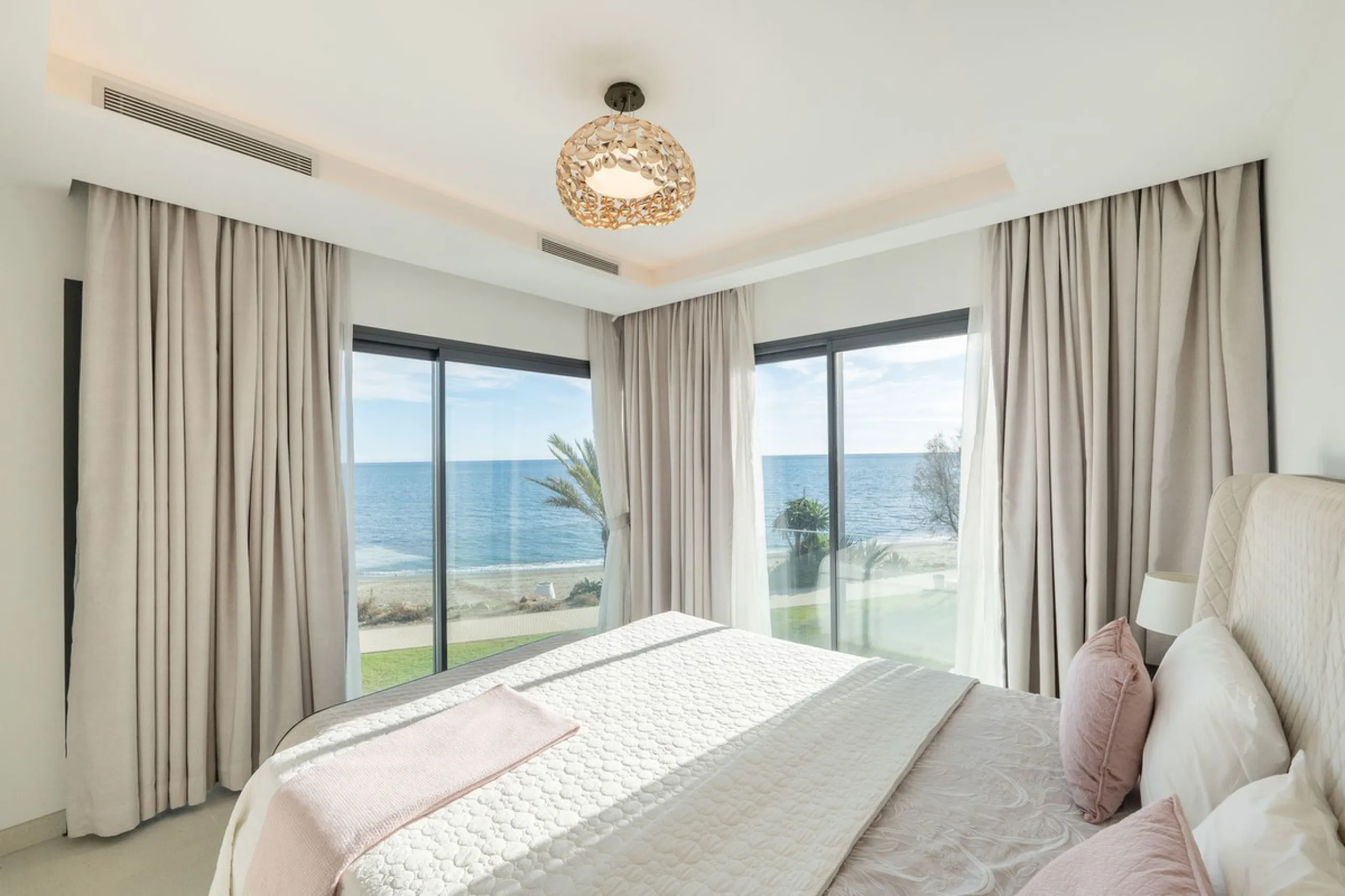 House - Townhouse в продаже в Estepona, Málaga. В доме 3 спален и 4 ванных комнат. Площадь дома 364 м². Площадь участка 108 м²