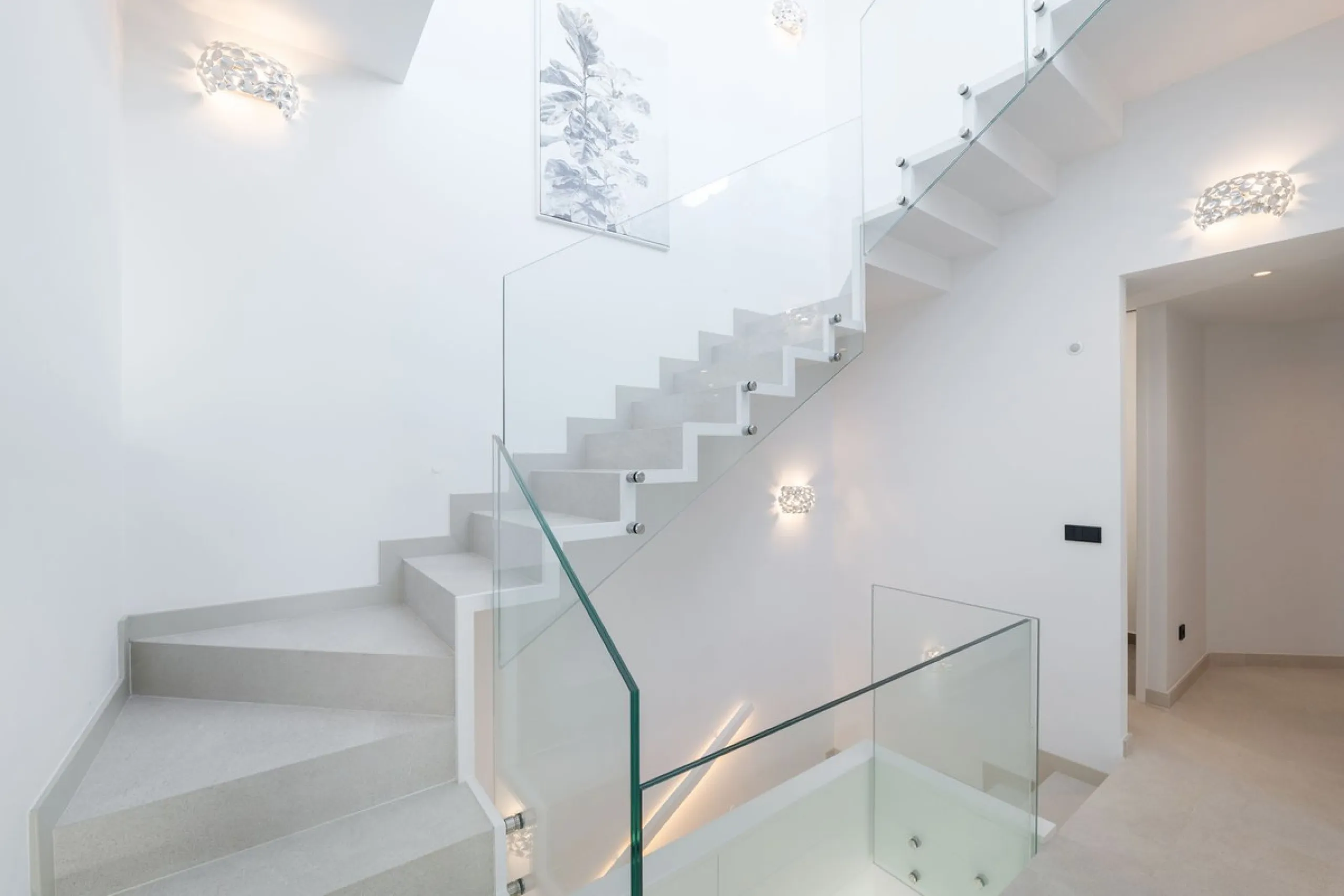 House - Townhouse в продаже в Estepona, Málaga. В доме 3 спален и 4 ванных комнат. Площадь дома 364 м². Площадь участка 108 м²
