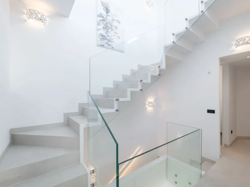 House - Townhouse в продаже в Estepona, Málaga. В доме 3 спален и 4 ванных комнат. Площадь дома 364 м². Площадь участка 108 м²